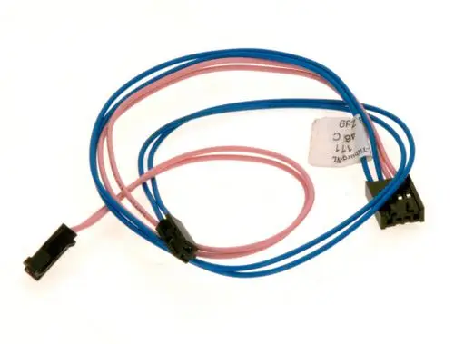 Zwei farbige Kabel mit Steckverbindern, die zur Verbindung von Bosch-Geräten verwendet werden können. Die Kabel sind pink und blau und verlaufen parallel zueinander.